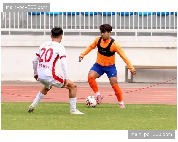 实时:山东泰山对阵长春亚泰比赛因暴雨天气中断,目前等待场地条件评估。 实时:山东泰山对阵长春亚泰比赛因暴雨天气中断,目前等待场地条件评估。